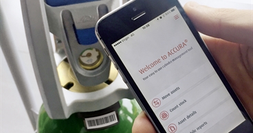 This picture demonstrates the ACCURA cylinder management smartphone app in use. The customer scans the cylinder using the camera on their smartphone. Here the welcome screen is shown.

Please note: this photo has been retouched to show a random barcode on the cylinder neck.